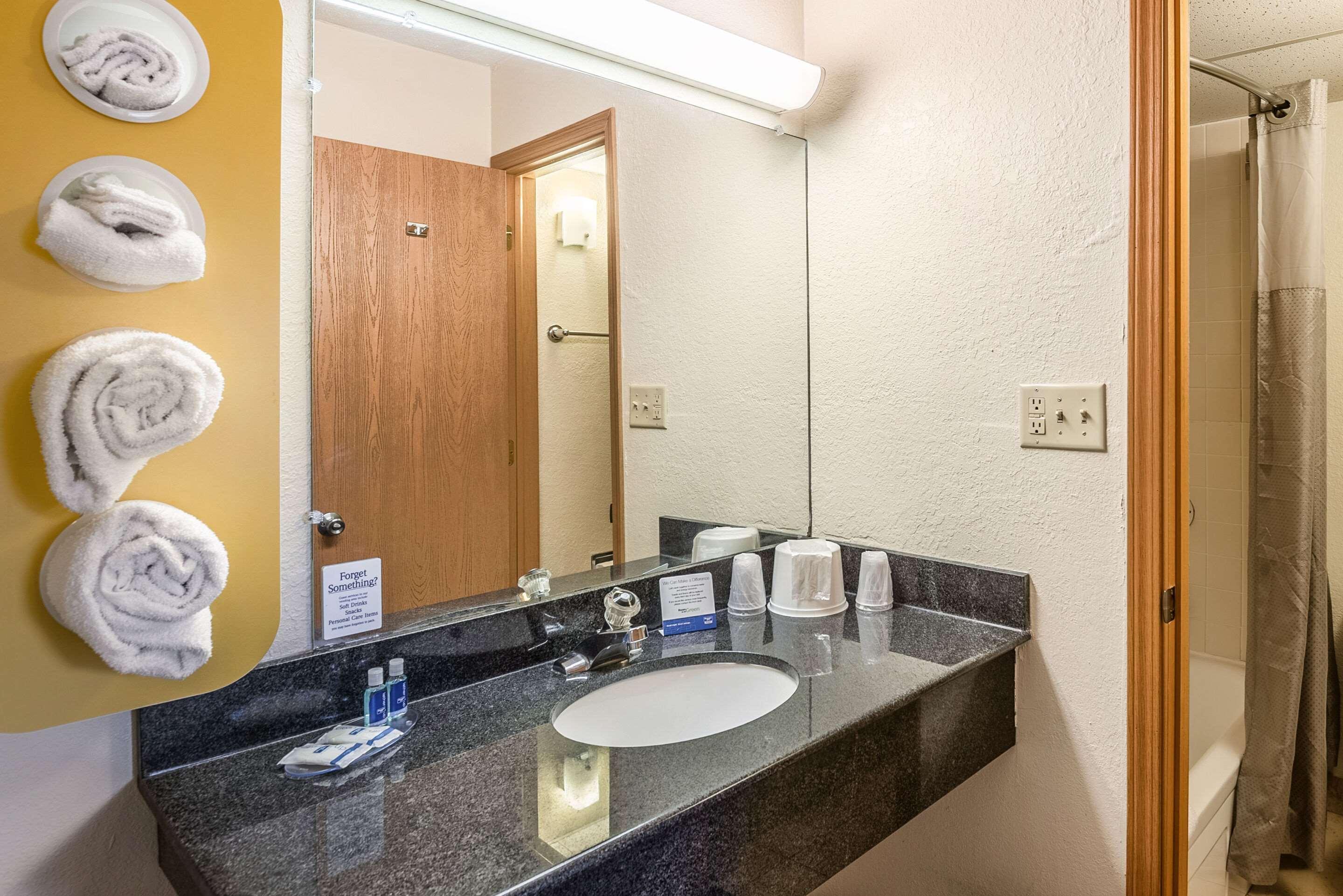 Rodeway Inn Dubuque Dış mekan fotoğraf