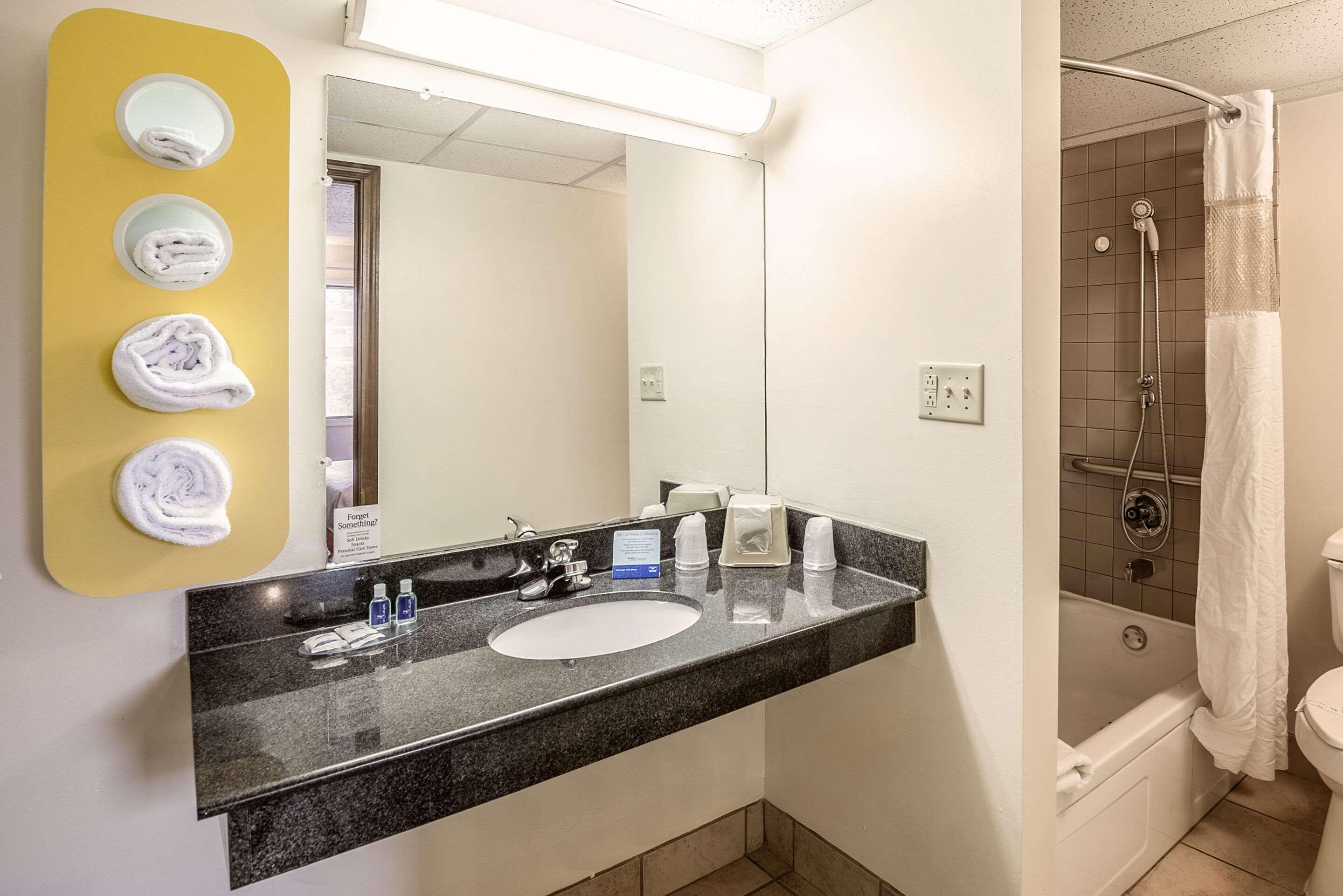 Rodeway Inn Dubuque Dış mekan fotoğraf
