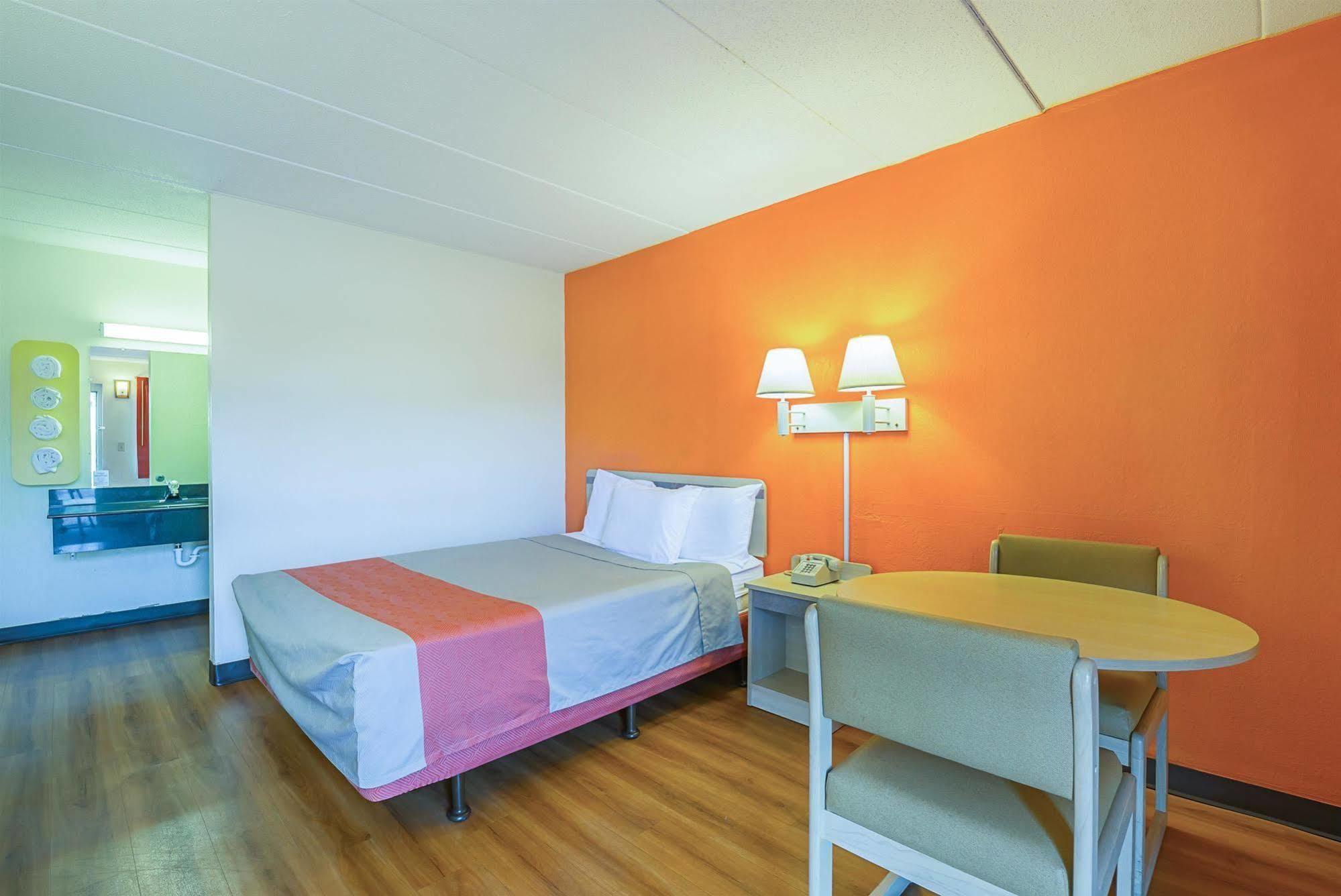 Rodeway Inn Dubuque Dış mekan fotoğraf