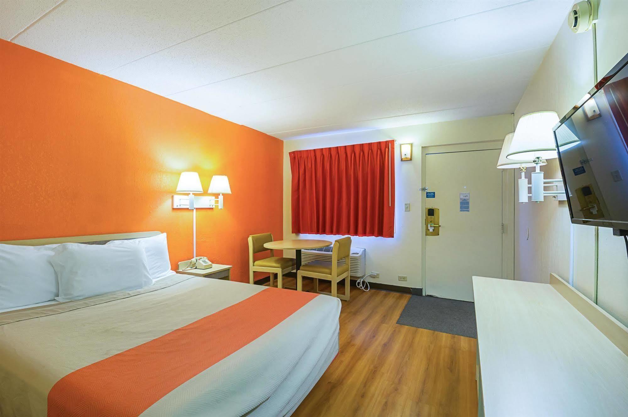 Rodeway Inn Dubuque Dış mekan fotoğraf